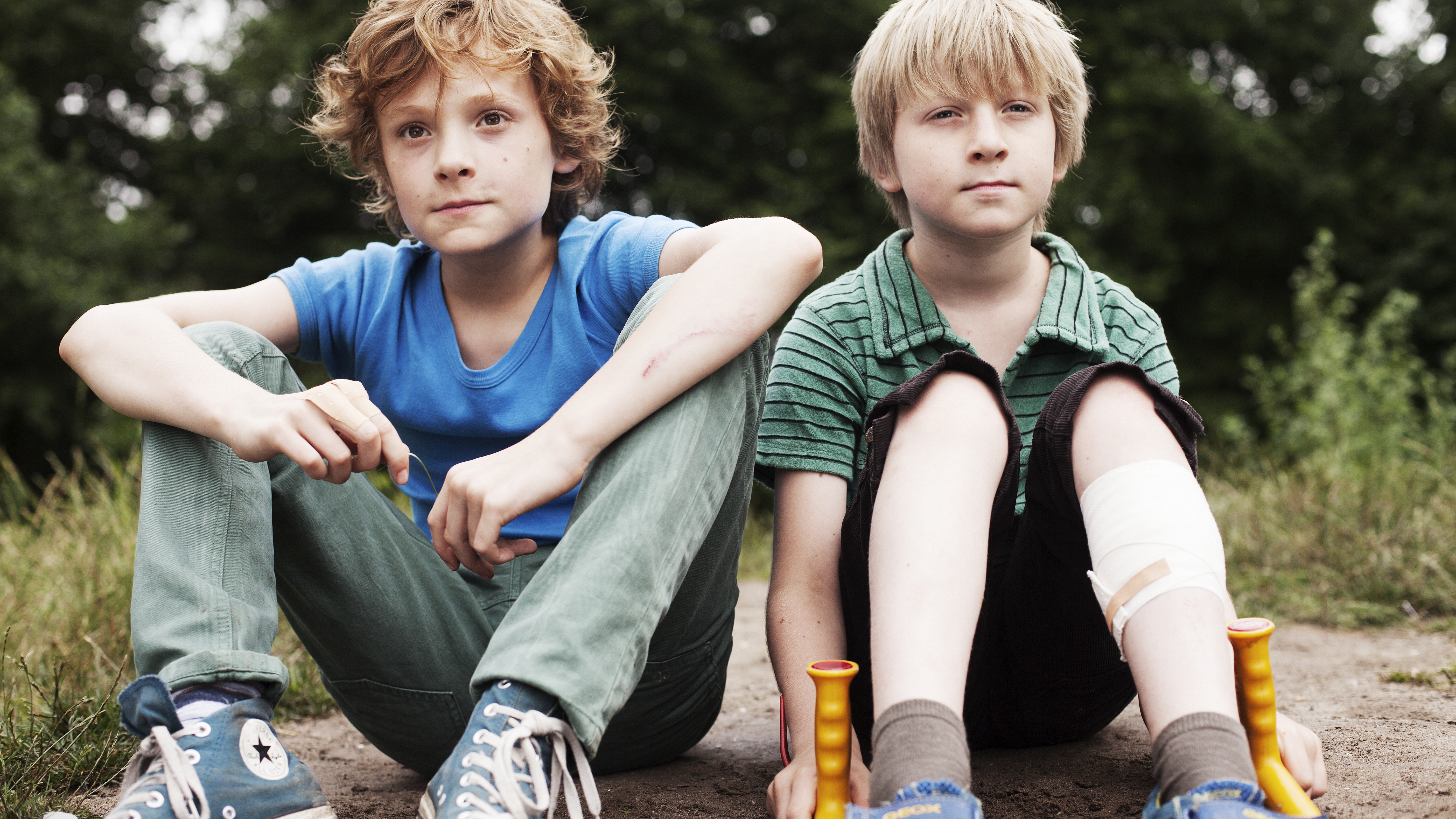 Flin und Ziggy sitzen gemeinsam auf der Wiese
