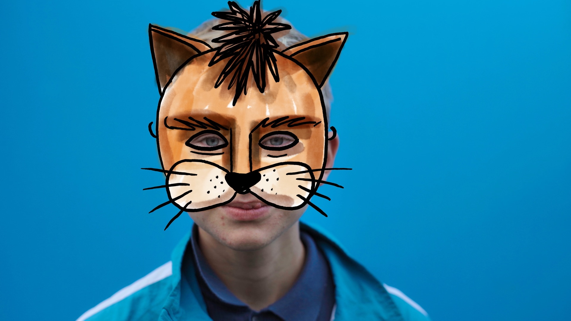 Elias mit einer Katzenmaske.