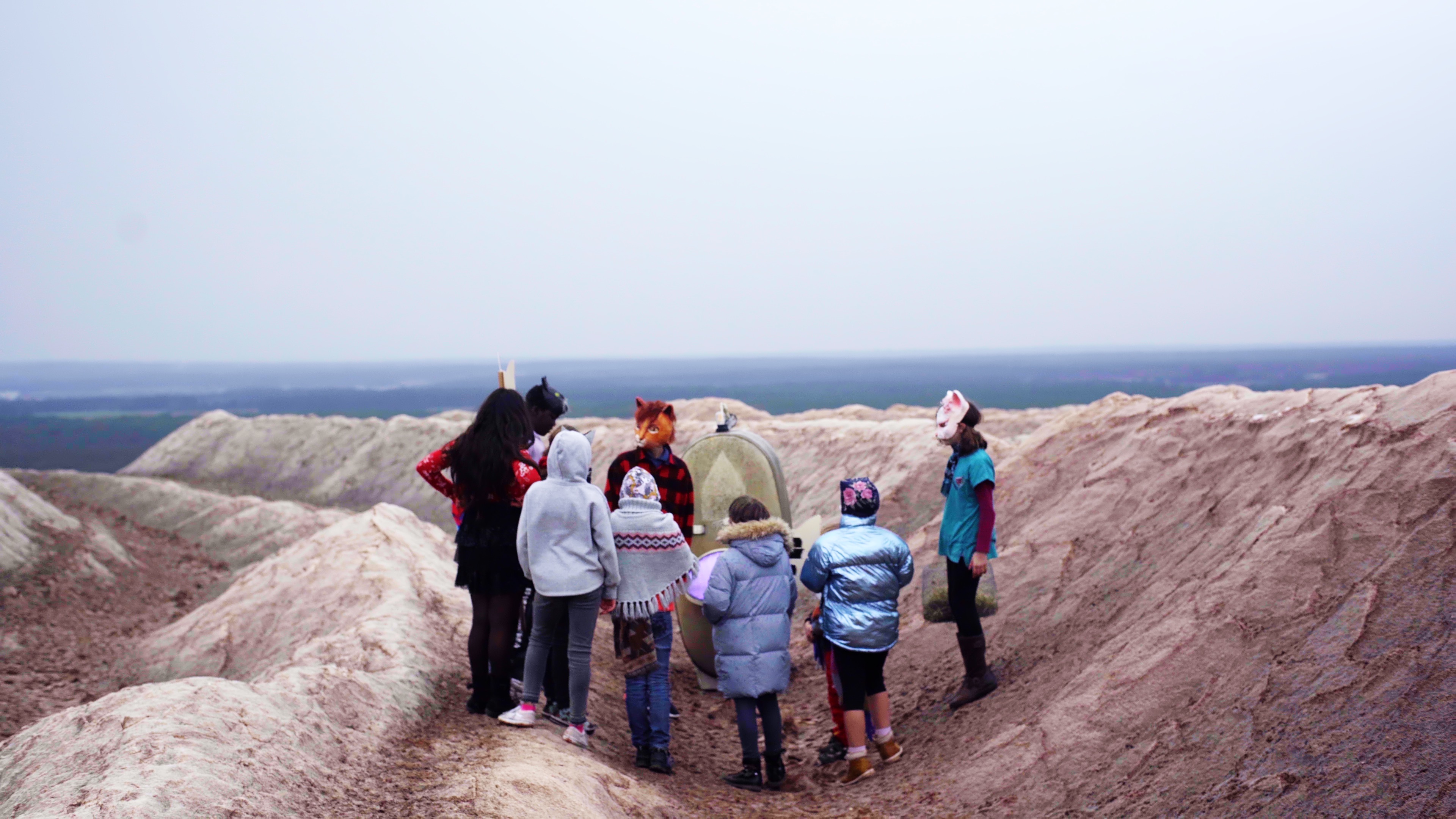 Die Kinder stehen auf einem Berg und begrüßen Elias und Rose.